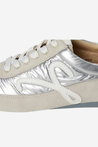 Queen Sneaker